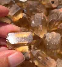 Charger l'image dans la galerie, VENDU Citrine brut 56
