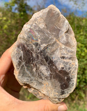 Charger l'image dans la galerie, Microcline brut / pierre de lune noire de Madagascar