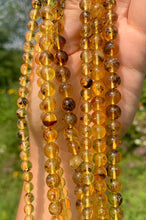 Charger l'image dans la galerie, Perles en ambre, couleur jaune avec inclusions, entre 6 et 8mm