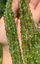 Charger l'image dans la galerie, Perles en péridot, forme petits galets