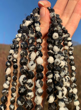 Charger l'image dans la galerie, Perles en jaspe zebré noir, forme diamant entre 6 et 10mm