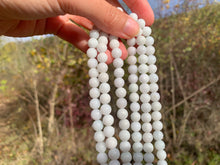 Charger l'image dans la galerie, Perles en jade jadéite blanc entre 4 et 8mm