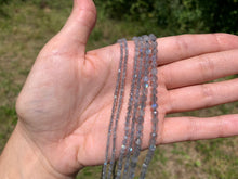 Charger l'image dans la galerie, Perles en labradorite facettée entre 2 et 4mm