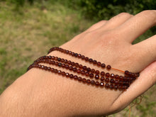 Charger l'image dans la galerie, Perles en grenat hessonite facettées entre 2 et 4mm