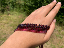 Charger l'image dans la galerie, Perles en grenat almandin facettées entre 2 et 4mm