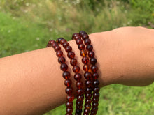 Charger l'image dans la galerie, Perles en ambre, couleur bordeaux, 6mm