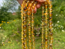 Charger l'image dans la galerie, Perles en ambre, couleur jaune avec inclusions, entre 6 et 8mm