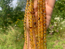 Charger l'image dans la galerie, Perles en ambre, couleur jaune avec inclusions, entre 6 et 8mm