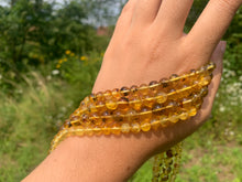 Charger l'image dans la galerie, Perles en ambre, couleur jaune avec inclusions, entre 6 et 8mm