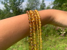 Charger l'image dans la galerie, Perles en ambre, couleur jaune avec inclusions, entre 6 et 8mm