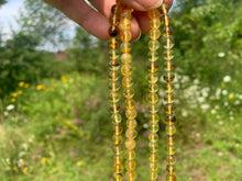 Charger l'image dans la galerie, Perles en ambre, couleur jaune avec inclusions, entre 6 et 8mm