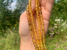 Charger l'image dans la galerie, Perles en ambre, couleur jaune avec inclusions, entre 6 et 8mm