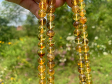 Charger l'image dans la galerie, Perles en ambre, couleur jaune avec inclusions, entre 6 et 8mm
