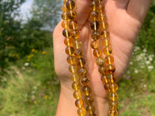 Charger l'image dans la galerie, Perles en ambre, couleur jaune avec inclusions, entre 6 et 8mm
