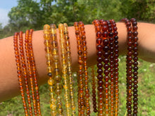 Charger l'image dans la galerie, Perles en ambre, couleur jaune avec inclusions, entre 6 et 8mm