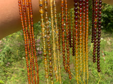 Charger l'image dans la galerie, Perles en ambre, couleur jaune avec inclusions, entre 6 et 8mm