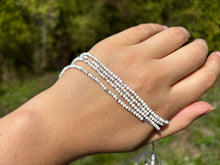 Charger l'image dans la galerie, Perles en howlite facettées entre 2 et 4mm