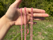 Charger l'image dans la galerie, Perles en quartz à inclusions de mica facettées entre 2 et 4mm