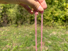 Charger l'image dans la galerie, Perles en quartz à inclusions de mica facettées entre 2 et 4mm