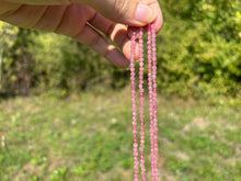 Charger l'image dans la galerie, Perles en quartz à inclusions de mica facettées entre 2 et 4mm