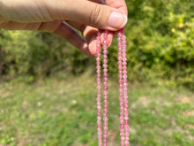 Charger l'image dans la galerie, Perles en quartz à inclusions de mica facettées entre 2 et 4mm