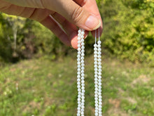 Charger l'image dans la galerie, Perles en nacre blanche facettées entre 2 et 4mm