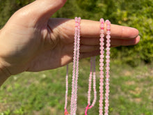 Charger l'image dans la galerie, Perles en quartz rose facettées entre 3 et 4mm