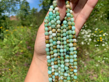Charger l'image dans la galerie, Perles en calcédoine entre 6 et 10mm
