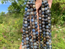 Charger l'image dans la galerie, Perles en cyanite, 8mm