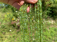 Charger l'image dans la galerie, Perles en péridot, forme petits galets