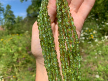 Charger l'image dans la galerie, Perles en péridot, forme petits galets