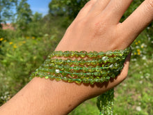 Charger l'image dans la galerie, Perles en péridot, forme petits galets