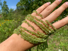Charger l'image dans la galerie, Perles en péridot, forme chips