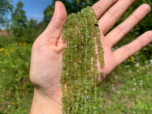 Charger l'image dans la galerie, Perles en péridot, forme chips