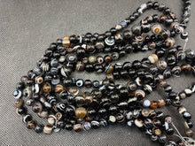 Charger l'image dans la galerie, Perles en agate rubanée entre 8 et 10mm