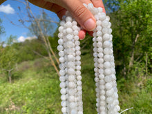 Charger l'image dans la galerie, Perles en labradorite blanche entre 6 et 8mm LBU