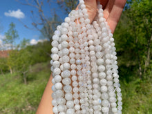 Charger l'image dans la galerie, Perles en labradorite blanche entre 6 et 8mm LBU