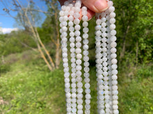 Charger l'image dans la galerie, Perles en labradorite blanche entre 6 et 8mm LBU