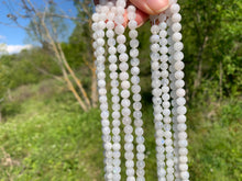 Charger l'image dans la galerie, Perles en labradorite blanche entre 6 et 8mm LBU