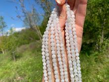 Charger l'image dans la galerie, Perles en labradorite blanche entre 6 et 8mm LBU