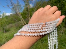 Charger l'image dans la galerie, Perles en labradorite blanche entre 6 et 8mm LBU