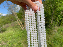 Charger l'image dans la galerie, Perles en labradorite blanche entre 6 et 8mm LBU