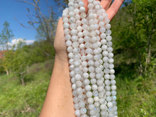 Charger l'image dans la galerie, Perles en labradorite blanche entre 6 et 8mm LBU