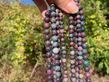 Charger l'image dans la galerie, Perles en rubis cyanite entre 6 et 8mm