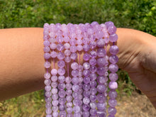 Charger l'image dans la galerie, Perles en améthyste lavande entre 6 et 10mm ALT