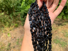 Charger l'image dans la galerie, Perles en hypersthène, petits galets