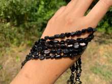 Charger l'image dans la galerie, Perles en hypersthène, petits galets