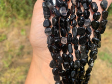 Charger l'image dans la galerie, Perles en hypersthène, petits galets