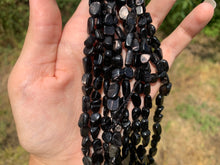 Charger l'image dans la galerie, Perles en hypersthène, petits galets