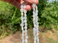 Charger l'image dans la galerie, Perles en pierre de lune blanche, petits galets